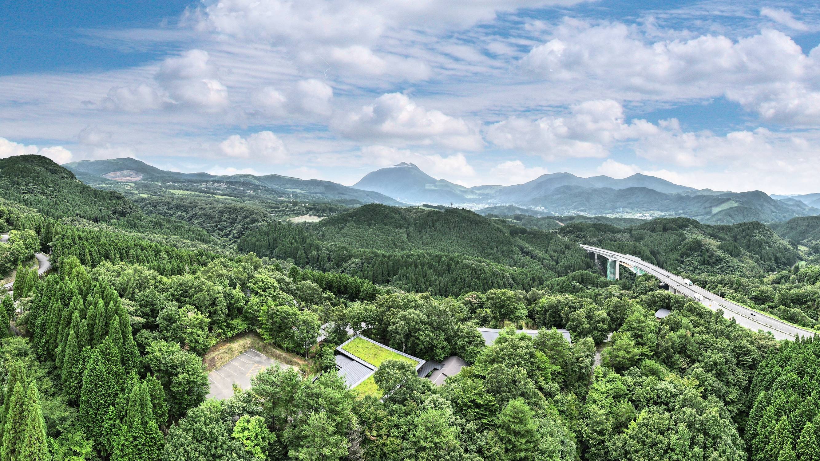 由布院の山々と宿周辺の景色