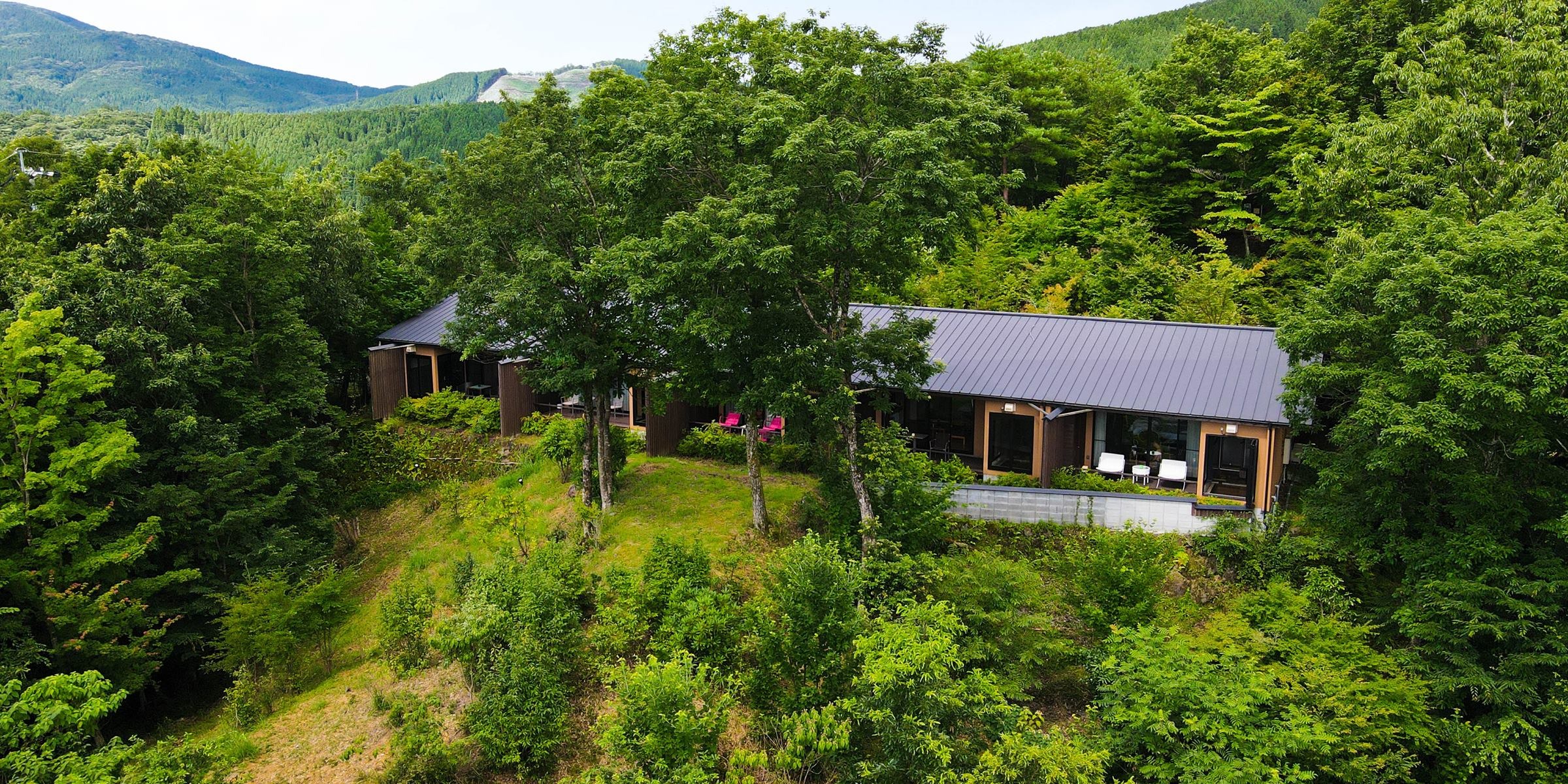 緑に囲まれた別邸ゆむたの全景