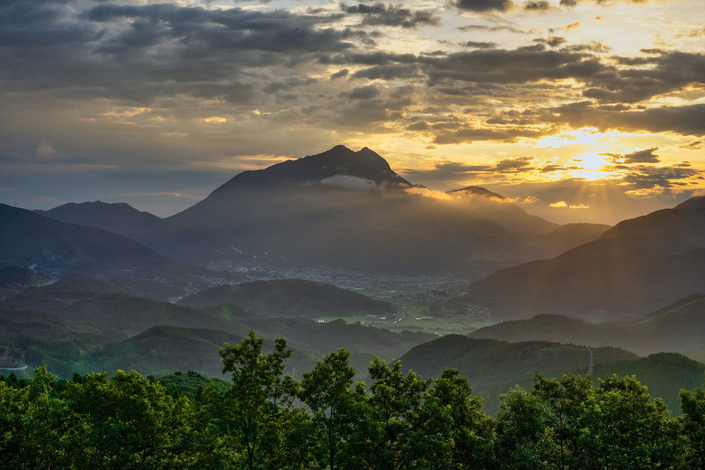 由布岳と由布院盆地の風景